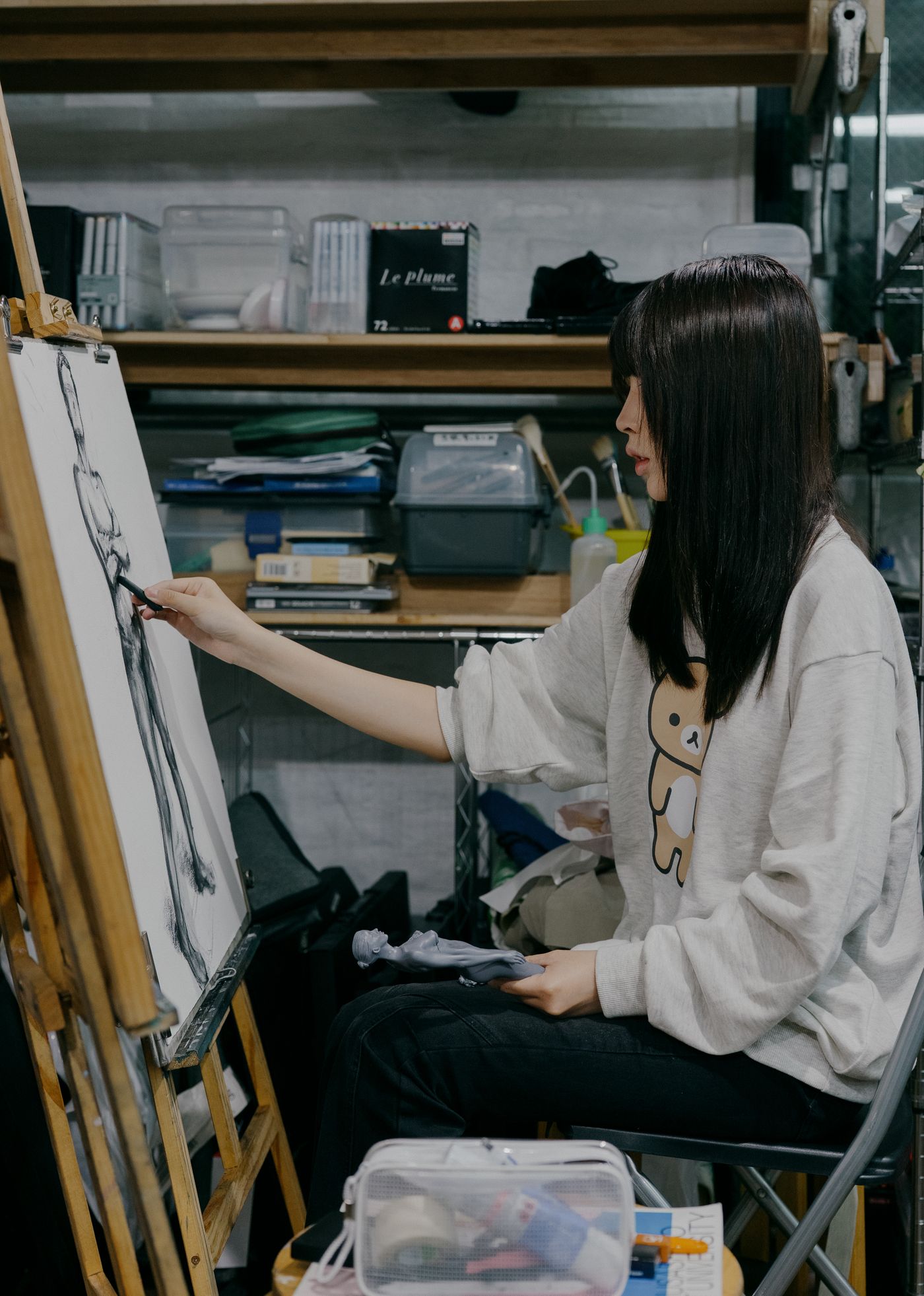 人物を描くアーティストのイメージ