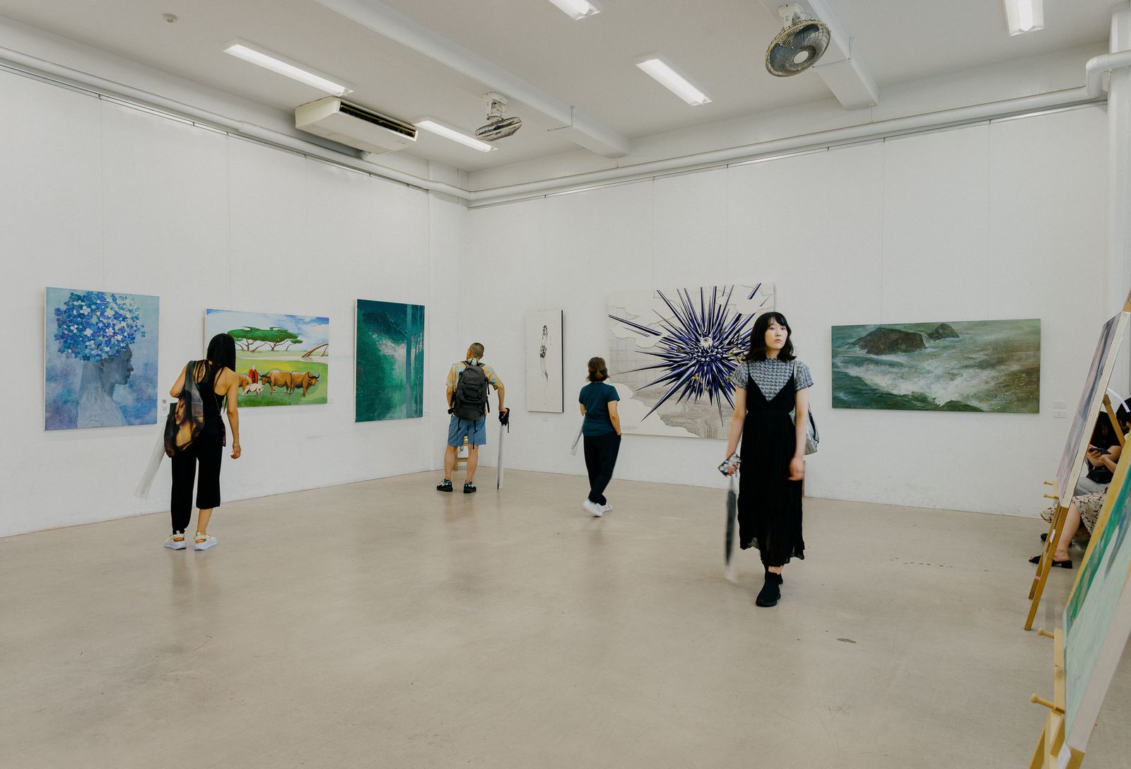 作品が並ぶアートスタジオのイメージ